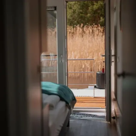 Schwimmendes Ferienhaus Cosy - Spreewald Semesterbostad